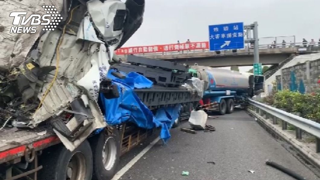 5大車發生追撞。(圖/TVBS)