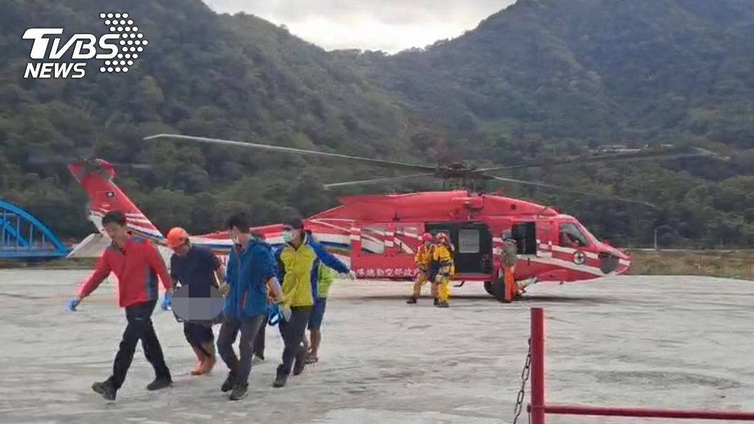 男攀秀姑巒山失聯　溪谷發現遺體直升機吊掛運出