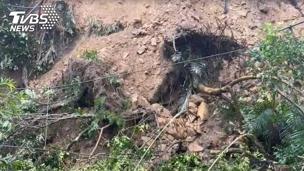 猴硐到瑞芳間邊坡大規模崩落。(圖/TVBS)