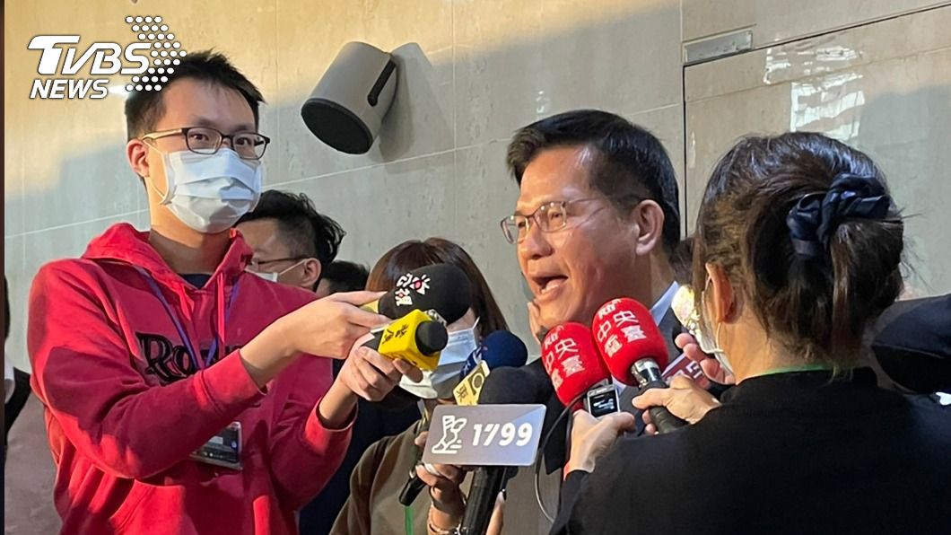 台鐵列車長跪著開門 林佳龍:一週內提檢討報告