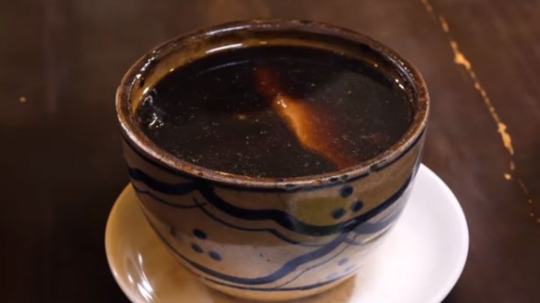 雞頭吞落肚!老外想養生 挑戰烏骨雞湯