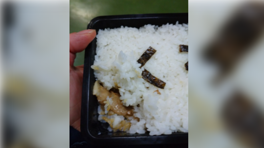 人夫發現白飯層下藏著肉。(圖/翻攝自盆栽Mk-Ⅱ 二桁会【にけたかい】Twitter)