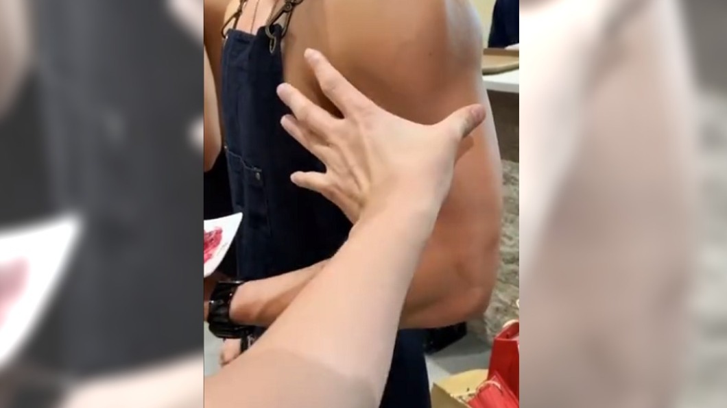 猛男火鍋店吸引許多女性顧客上門。(圖/翻攝自微博)