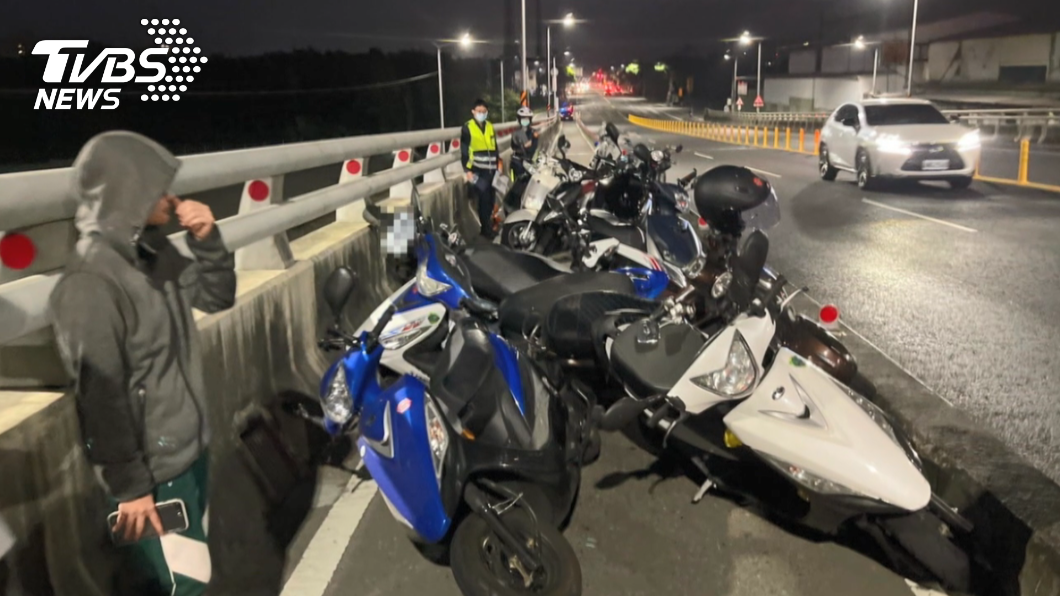 高雄13機車連環撞！騎士跳車逃　警一查身分笑了