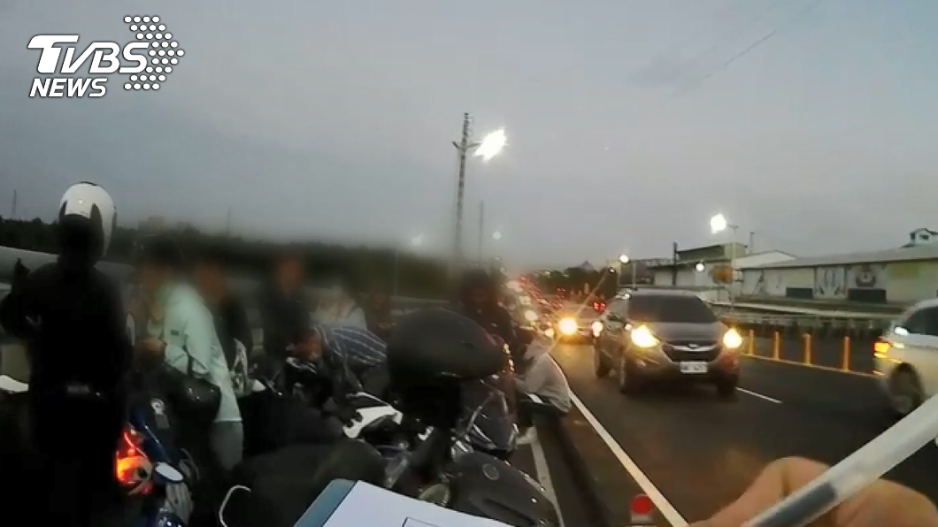 警方查身分發現騎士全是同一所學校的學生。(圖/TVBS)