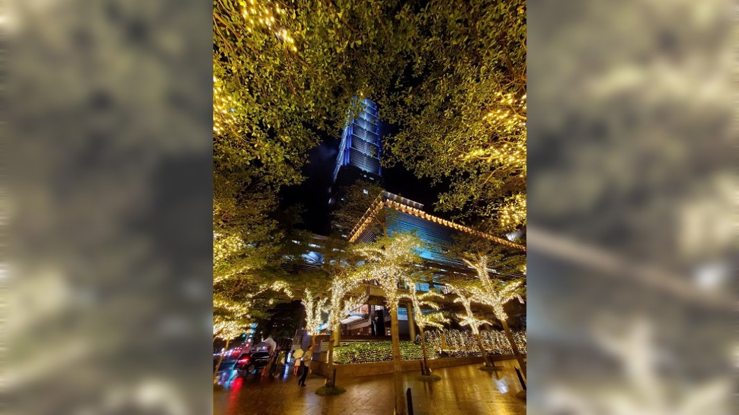 101廣場上充滿斑斕燈飾,讓民眾感受濃濃耶誕味。(圖/翻攝自TAIPEI 101 MALL 台北 101 購物中心臉書)