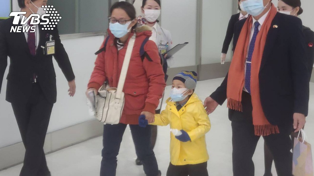 3歲眼癌童終於抵日 隔離後21日辦理住院治療