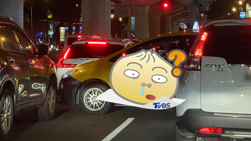 小黃霸氣硬插車陣 露「諷刺標語」網笑:橫停才能宣傳