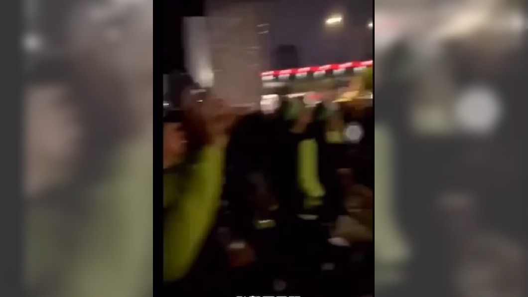 飯店樓下聚集大批民眾圍觀「活春宮」。(圖/翻攝自臉書社團「爆廢1公社」)