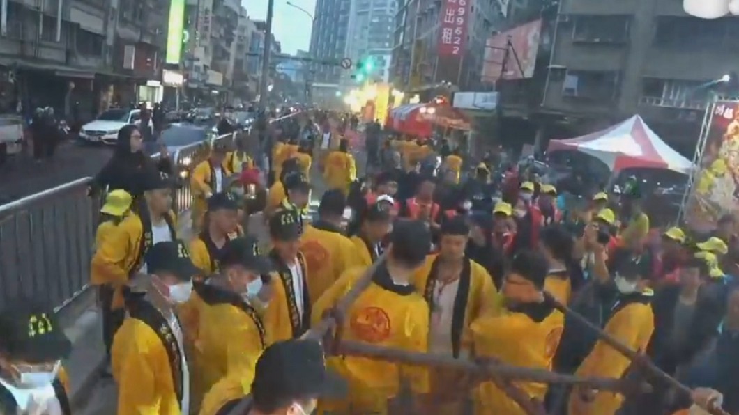 窗台驚見活春宮!青山宮遶境信眾「圍觀倒影搶拍」警將查