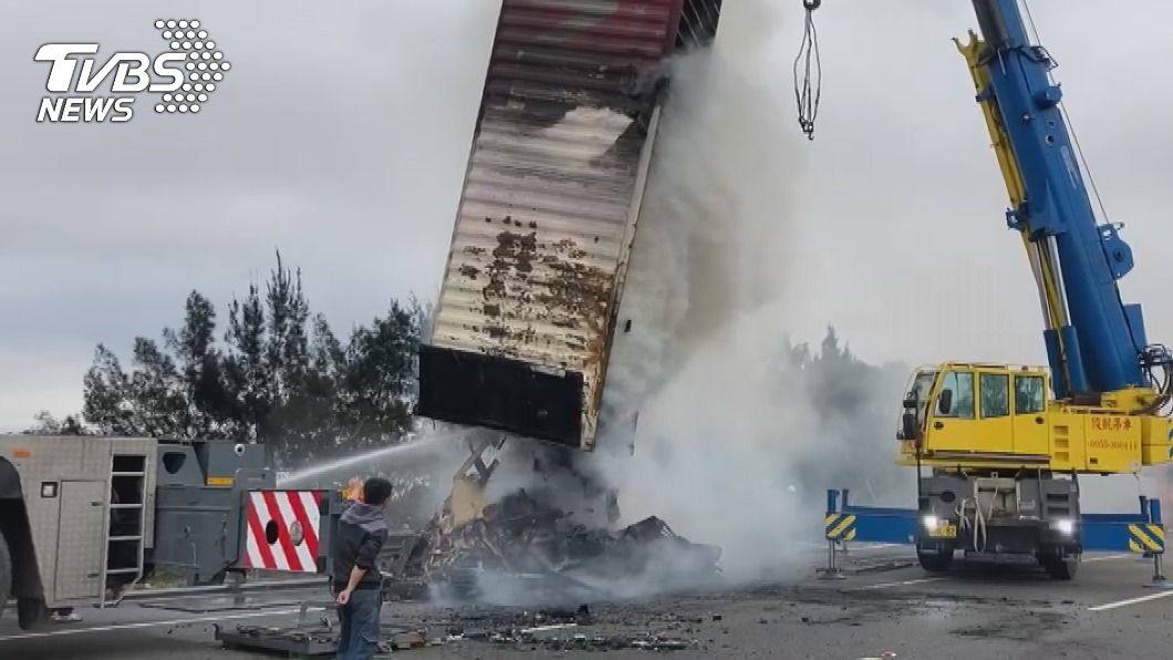 貨櫃車衝下邊坡起火　國3北上後龍路段暫時封閉