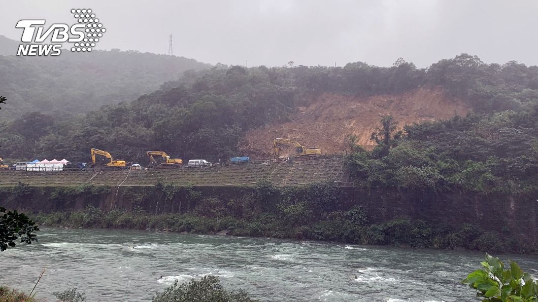 蘇貞昌指示積水排入基隆河 加快台鐵搶修速度