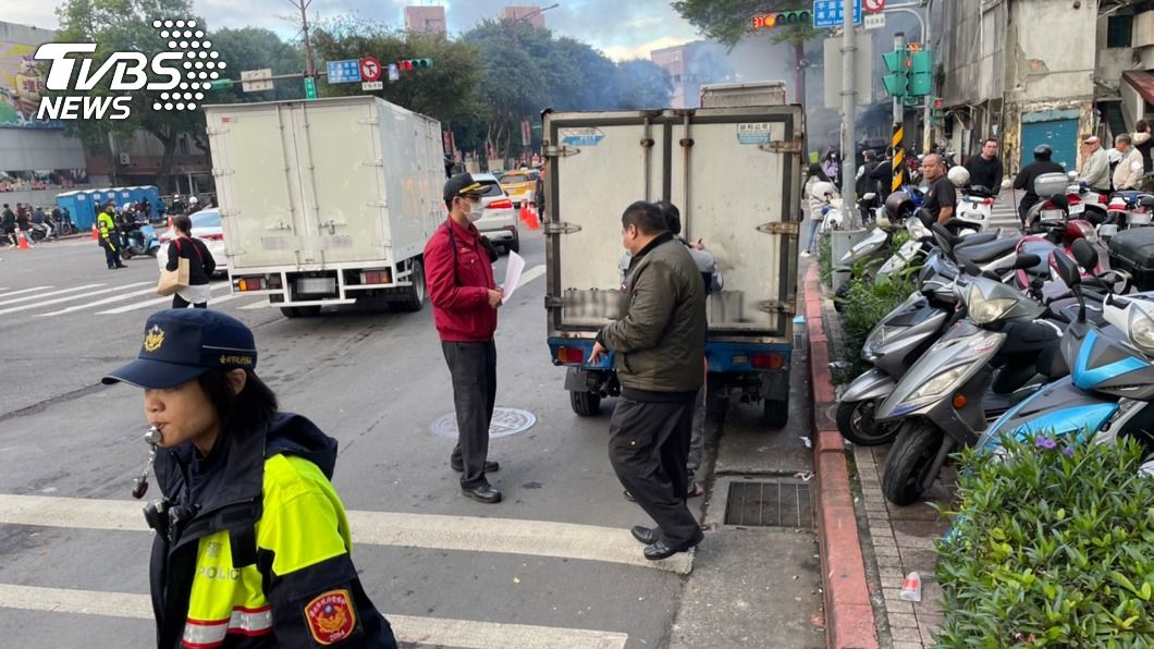 艋舺青山宮遶境十萬人參與 警舉發上千違規案