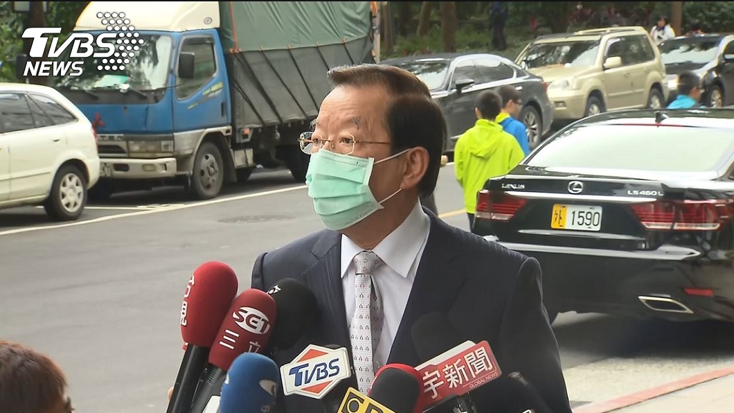記者全蹲下受訪 謝長廷1要求挨藍委轟:真高傲