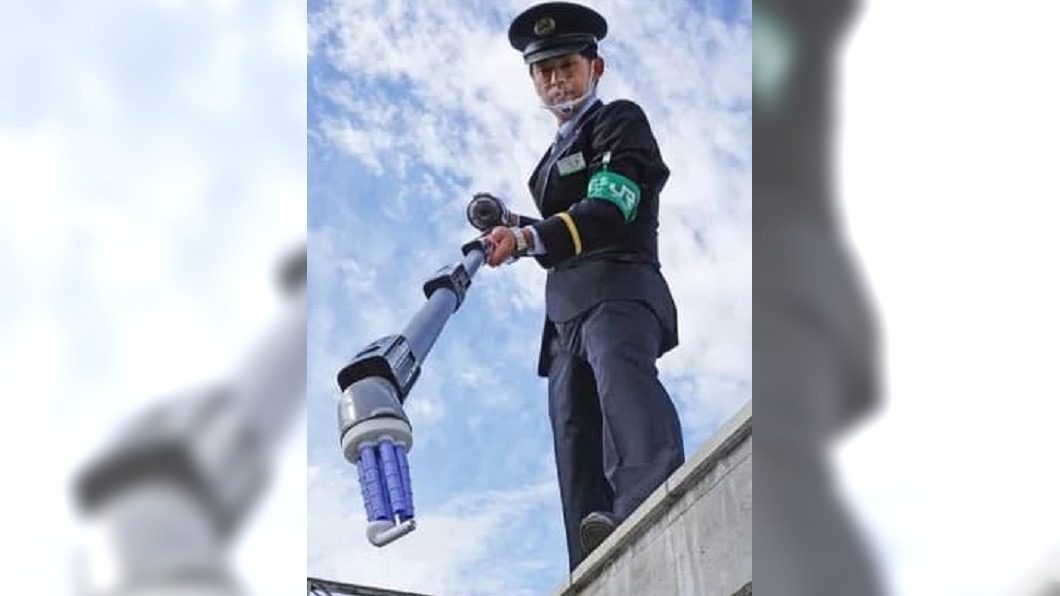 耳機掉落鐵軌怎辦 日「撿耳機神器」用吸的