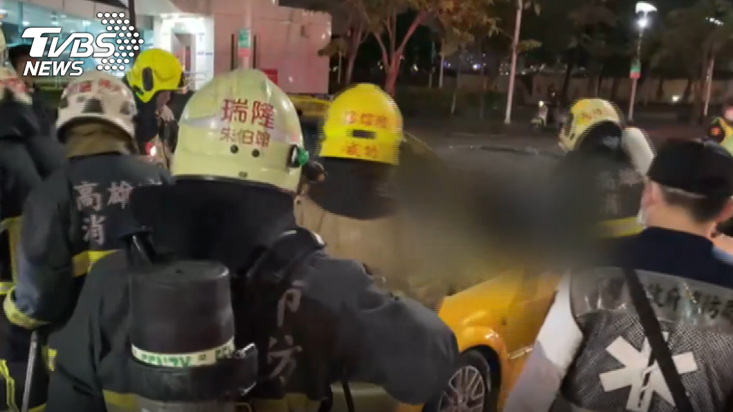 消防員緊急撲救。(圖/TVBS)