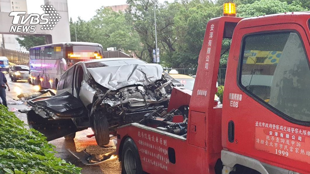 清晨未注意前車　猛撞遊覽車「車頭全毀」男受困
