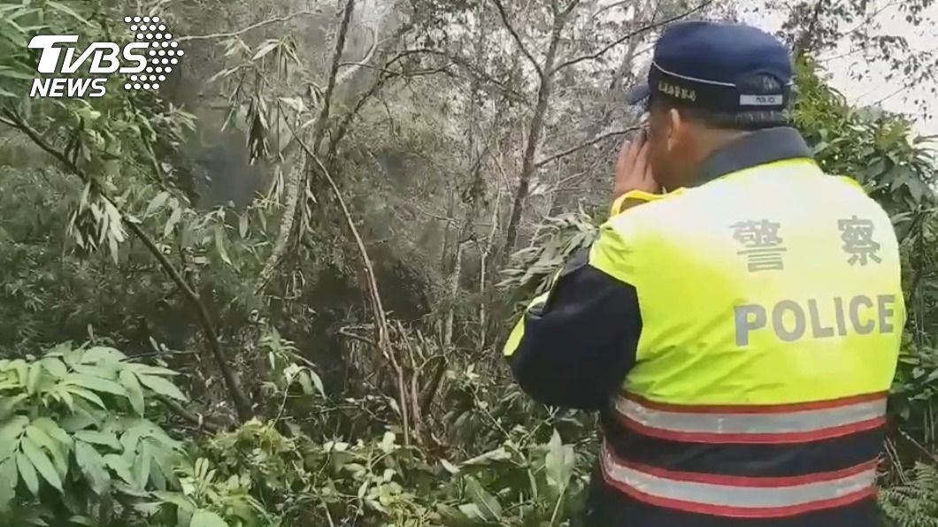 轎車中橫公路衝落懸崖 　車受困卡邊坡警消急救援