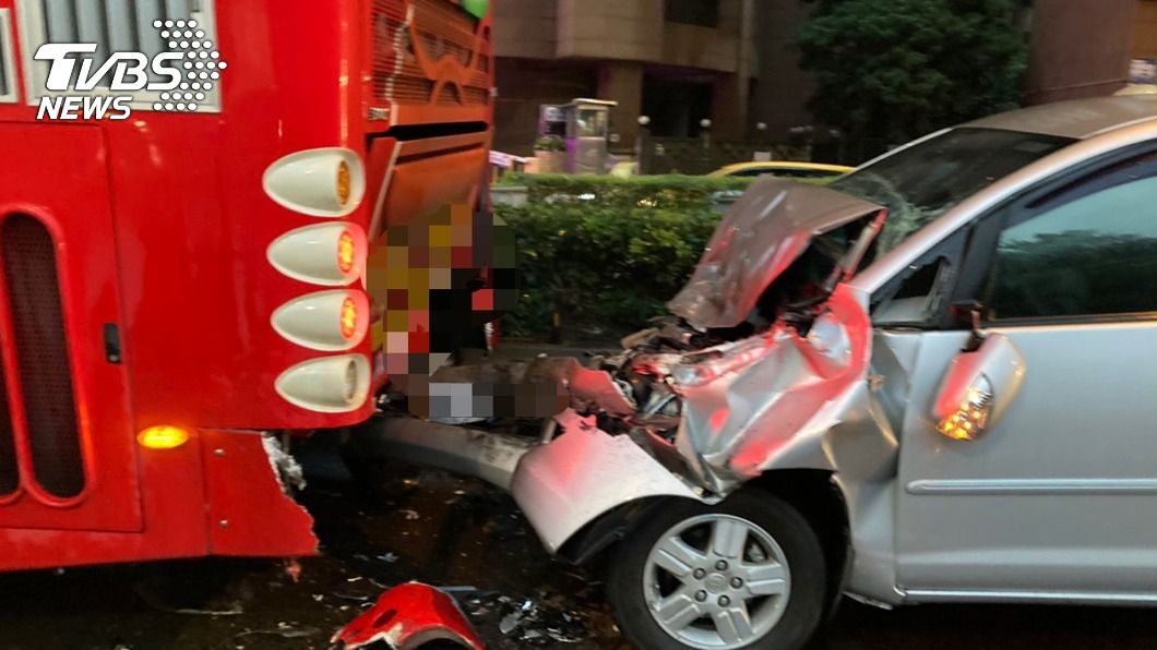 北市汽車追撞遊覽車　酒駕駕駛一度受困車內
