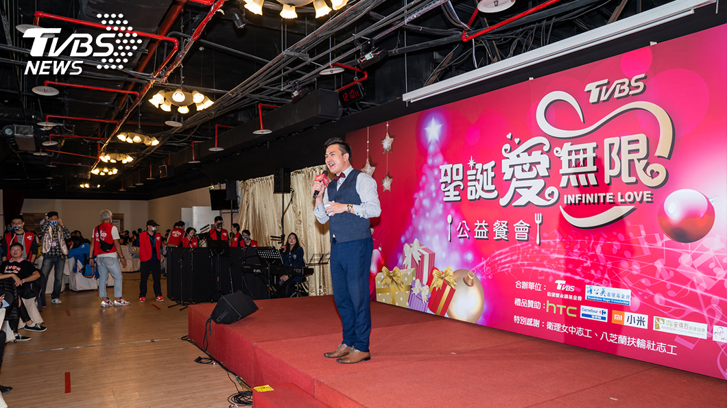TVBS主播藍于洺擁有好嗓音,自組樂團擔任主唱,也多次於公司尾牙登台演出。(圖/TVBS)