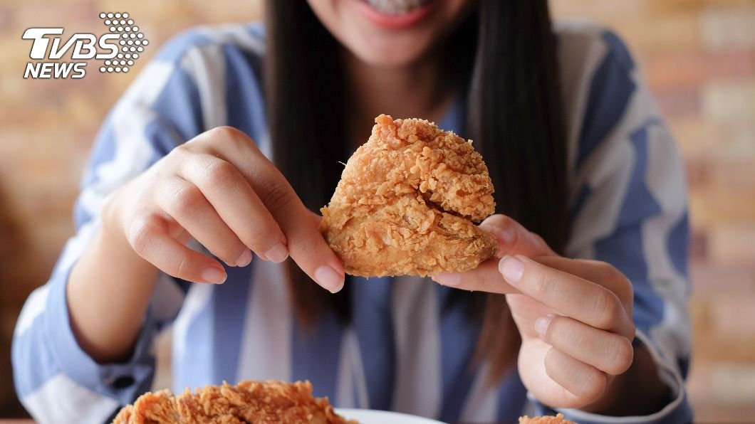 外食多油炸高鹽份，長期食用會影響脂肪代謝。（示意圖／shutterstock 達志影像）