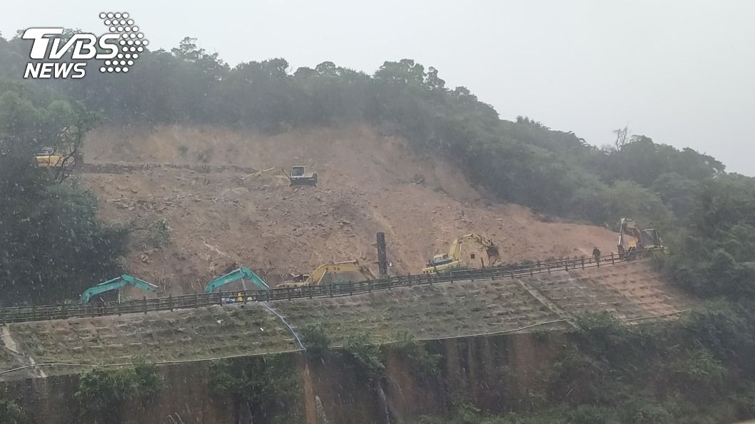 台鐵搶修瑞芳猴硐段 邊坡趨穩清運土石可望減少