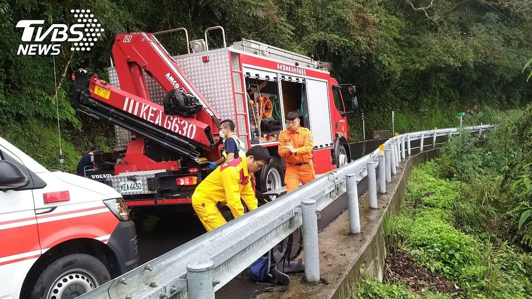 開車走中橫到花蓮 疑剎車失靈衝下40米深谷獲救