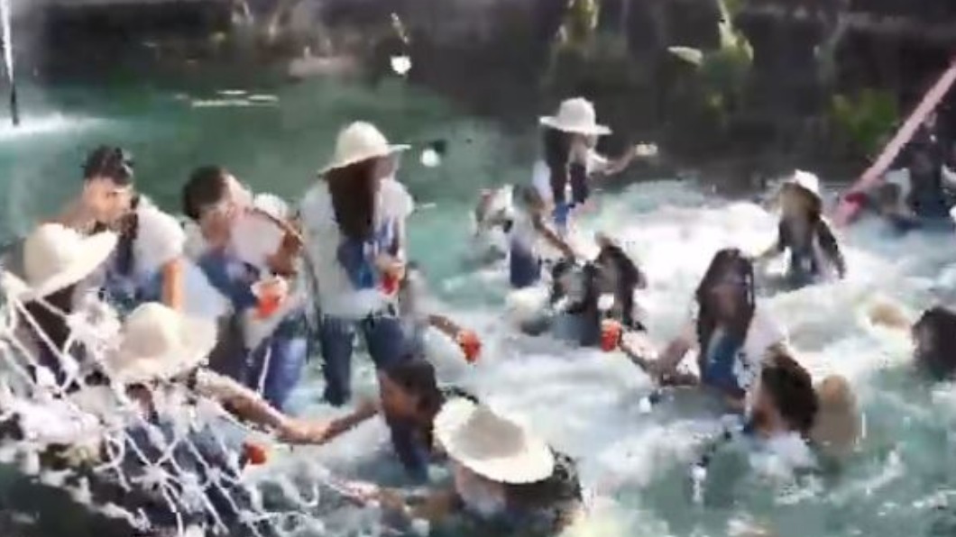 泰國小姐選美出意外　吊橋斷裂佳麗跌入池塘
