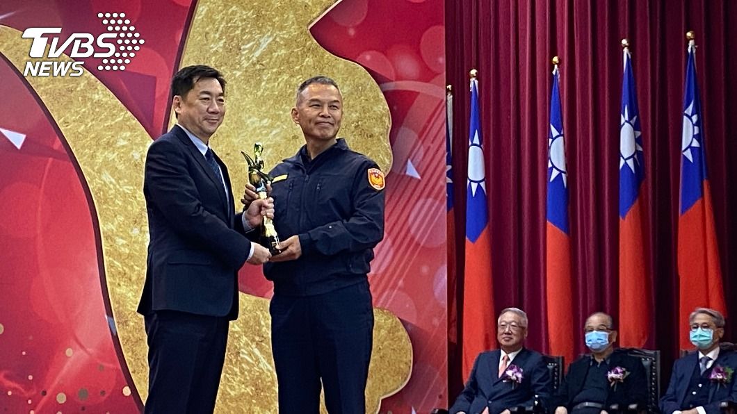 拾獲海洛因磚一舉破獲大毒梟 台東偵查佐洪振峯獲警光獎
