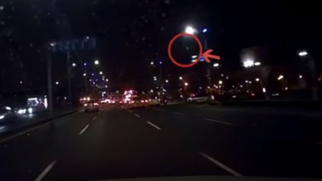 白色火球閃現南部夜空!路人嚇傻影片曝 內行揭3字真相