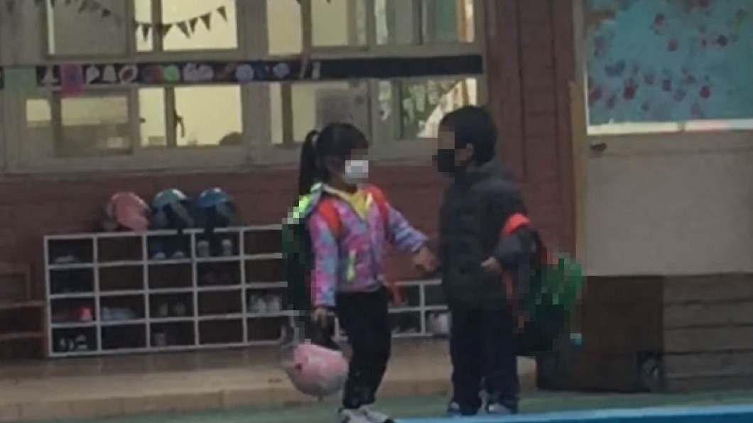 女兒牽手的畫面讓父親心碎。（圖／翻攝自爆廢1公社）