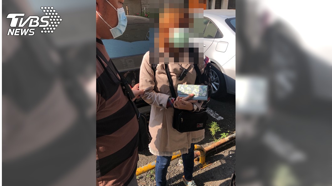 警方將母親林女帶回彰化。（圖／高雄警方提供）