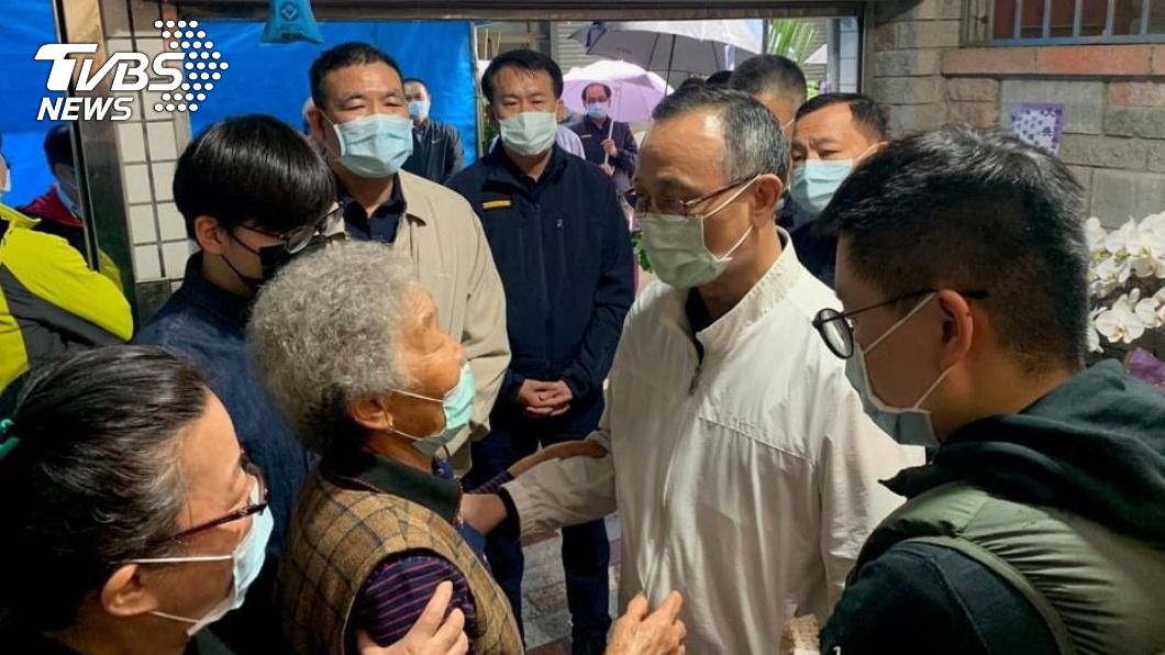 警猝死招魂擲嘸筊 母求「生前開的警車進場」連出3聖筊
