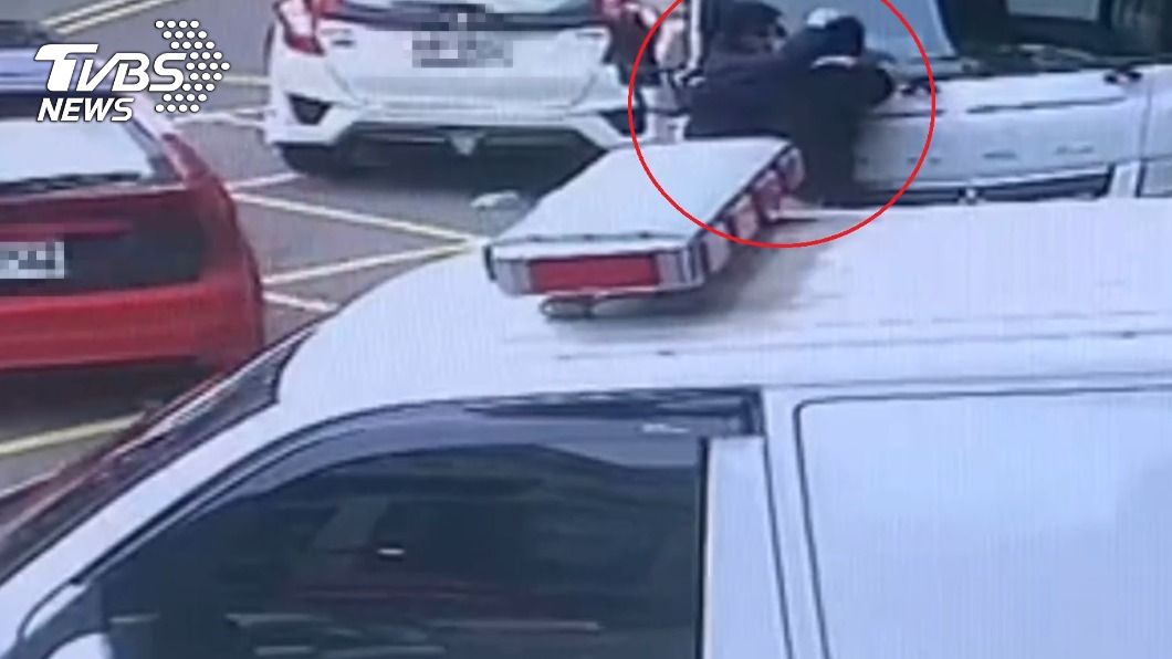 員警遭男子壓制。（圖／TVBS）