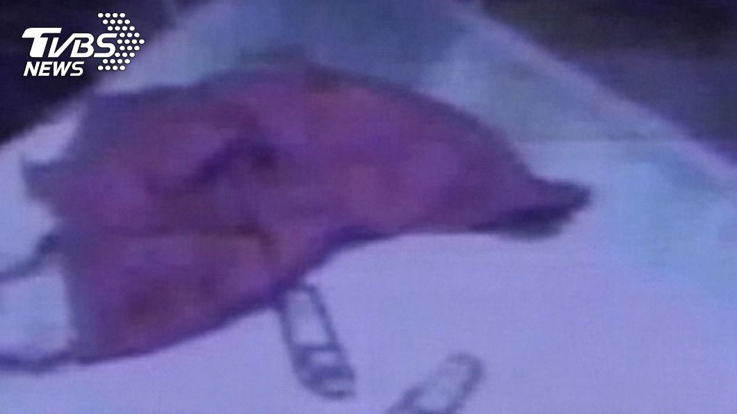 電梯裡遺留著婦人和女兒的衣物。(圖/TVBS資料畫面)