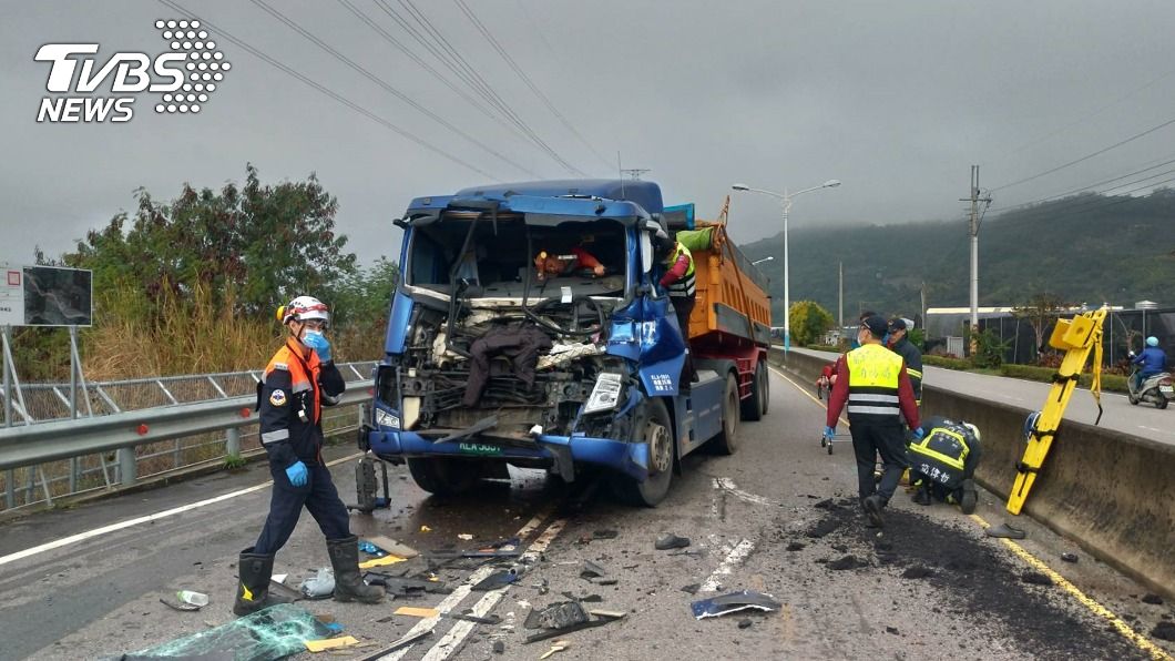 苗栗2砂石車追撞意外　車頭扭曲變形駕駛一度受困