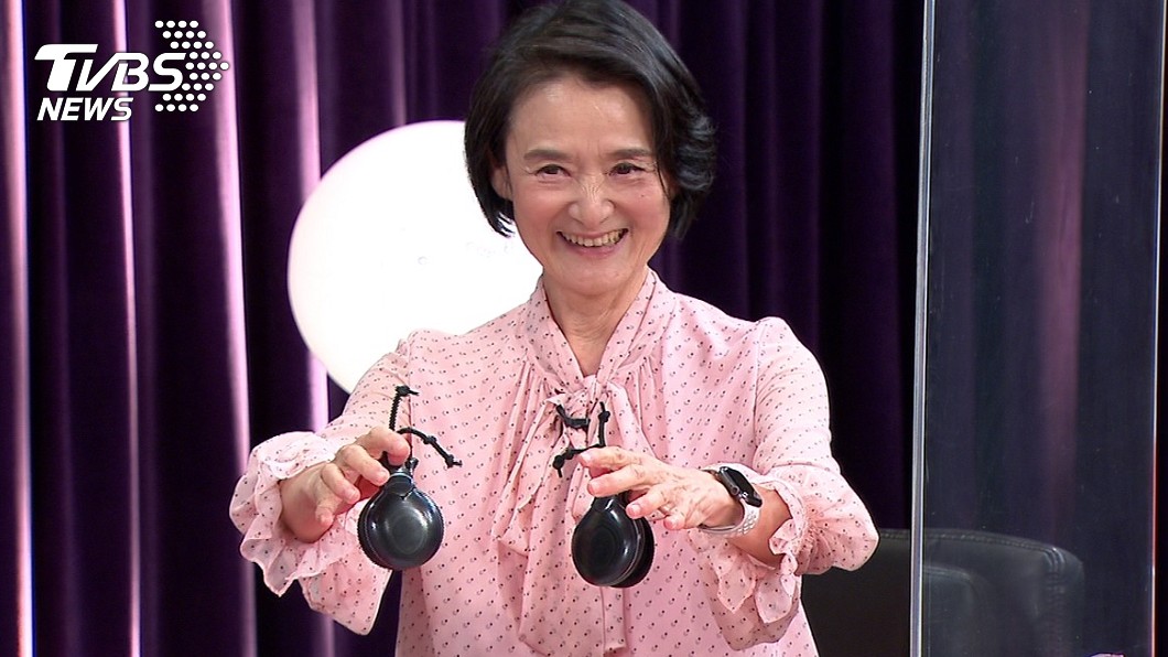 譚艾珍在節目上示範響板復健。（圖／年代提供）