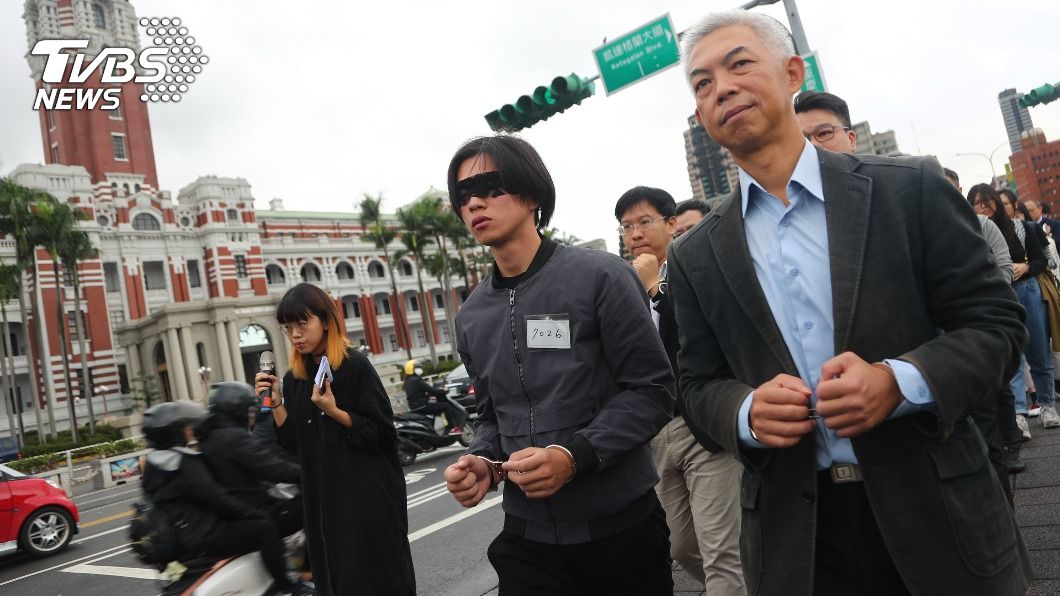 民間團體舉行「海旺何時見天光？世界人權日手銬手靜默繞行總統府」活動。（圖／中央社）
