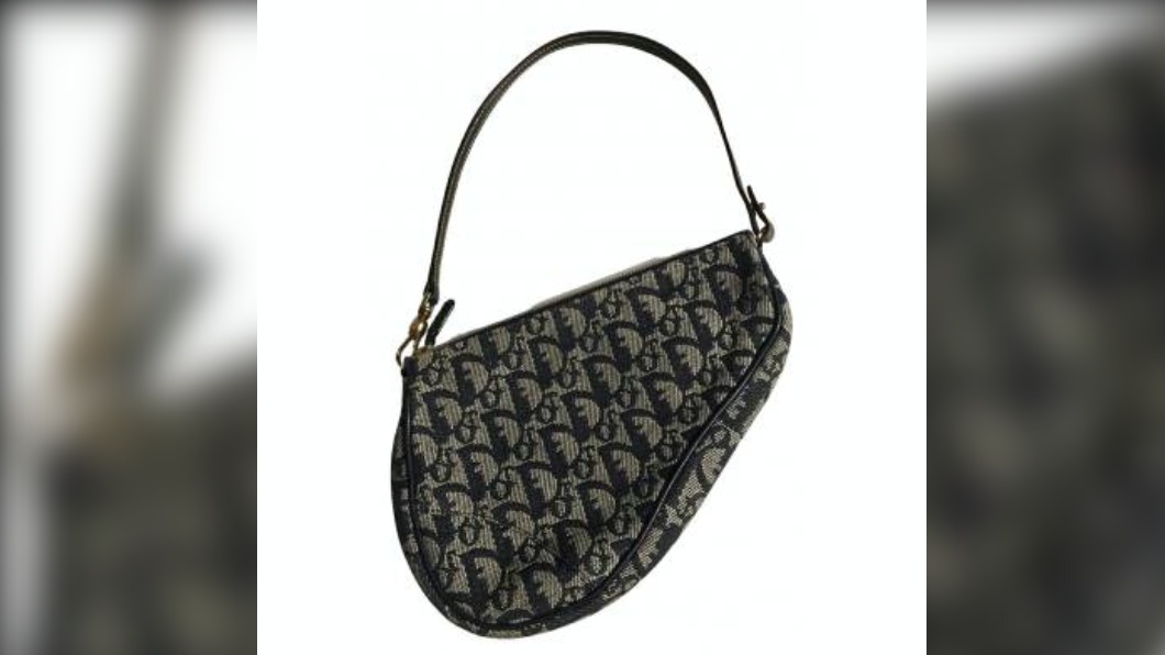 近期討論度高攀不下的Dior Saddle Bag。（圖／翻攝自Vestiaire Collective）
