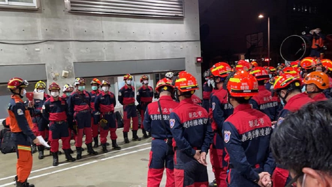 地震立正集合!消防特搜忍寒風「凌晨備戰4小時」