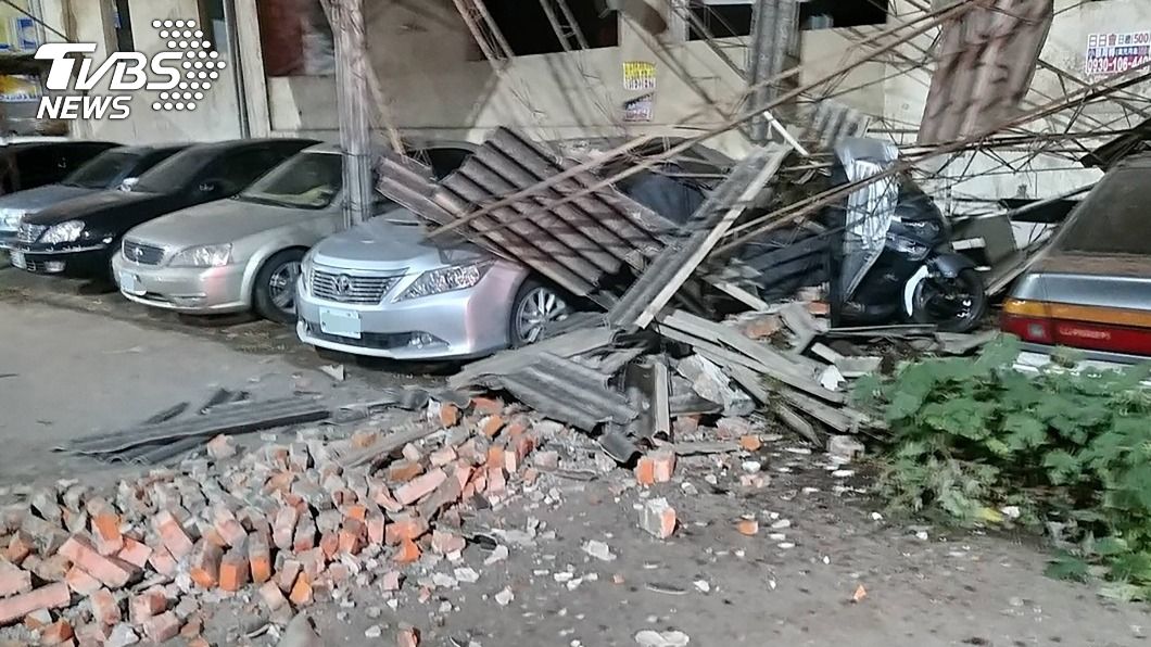 地牛翻身全台有感 廢棄大樓鋼筋磚塊掉落多車遭殃
