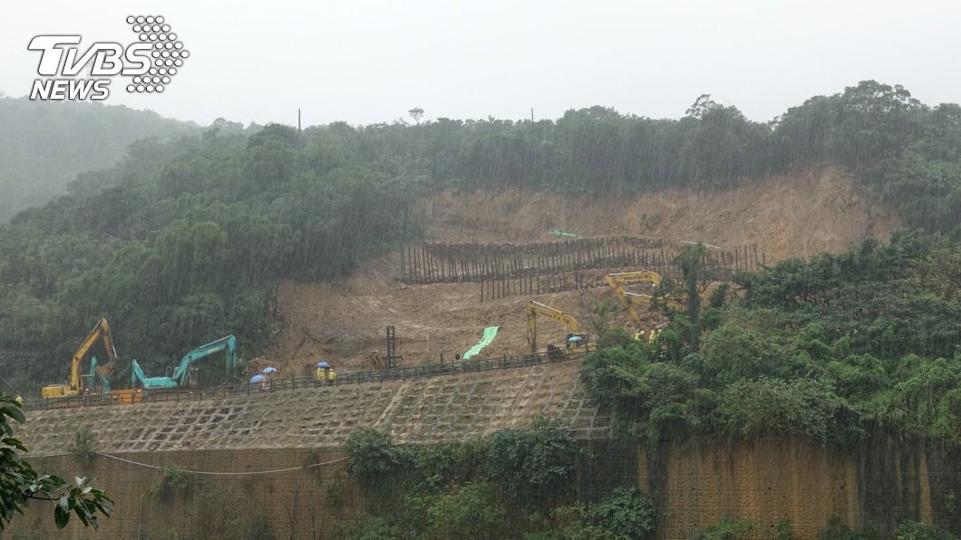 瑞芳猴硐間岩盤走山 台鐵:13日搶通目標不變
