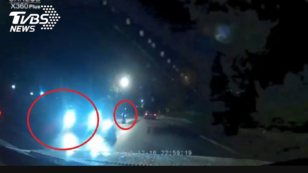 顧立雄座車行經仰德大道時遇上車禍,此為現場拍下的畫面。(圖/TVBS)