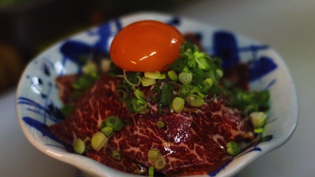 餐廳人氣王「一顆蛋的生牛肉」，蛋黃拌勻、包裹醬汁和蔥花⁣非常美味。（圖／翻攝自壹玖玖貳深夜食堂-板橋店臉書）