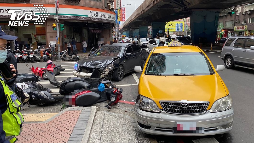 汽車碰撞波及6機車釀7傷　新北警追駕駛釐清
