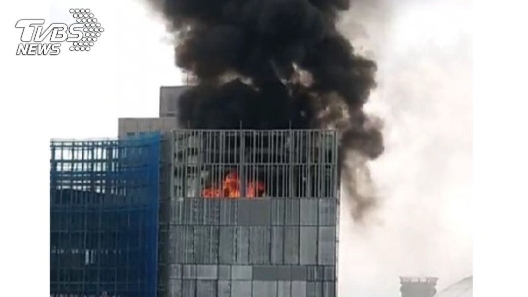 光華商場附近工地頂樓起火冒黑煙 未釀傷亡