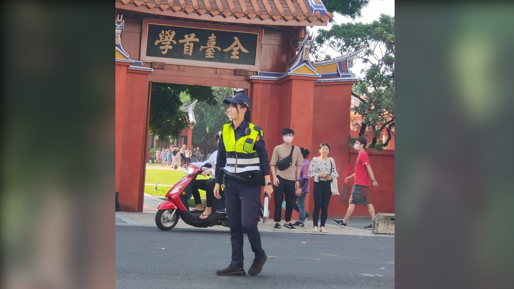 女警長相甜美、態度親切,當地人也大為稱讚。(圖/翻攝自臉書社團「台南爆料公社-台南最大社團」)