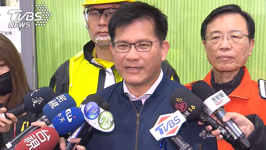 交通部長林佳龍迎接搶通後首班列車。(圖/TVBS)
