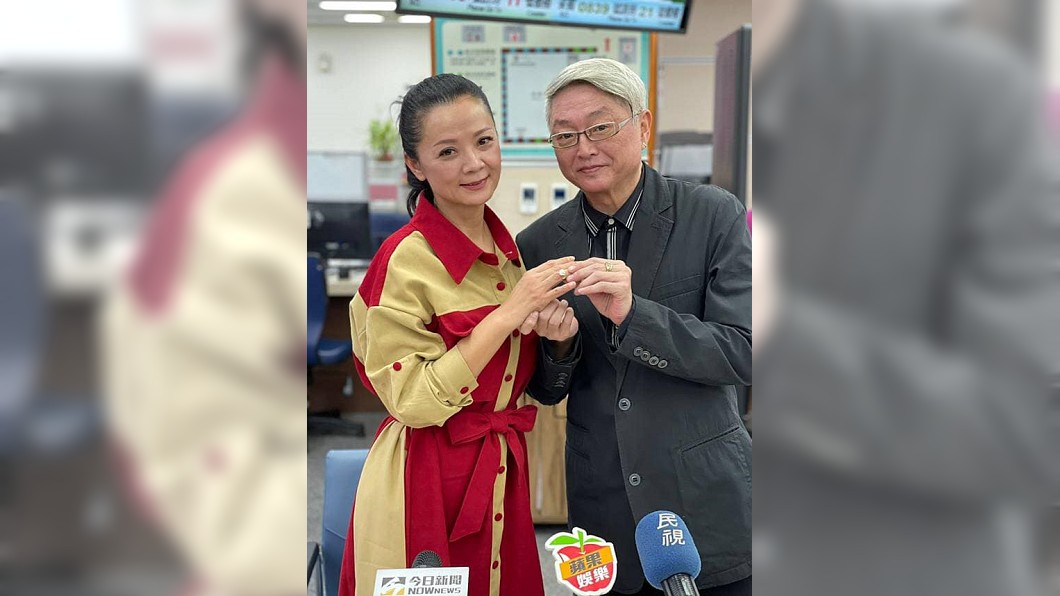 李國超用母親留下來的「家傳戒指」套牢高欣欣。(圖/翻攝自李國超臉書)
