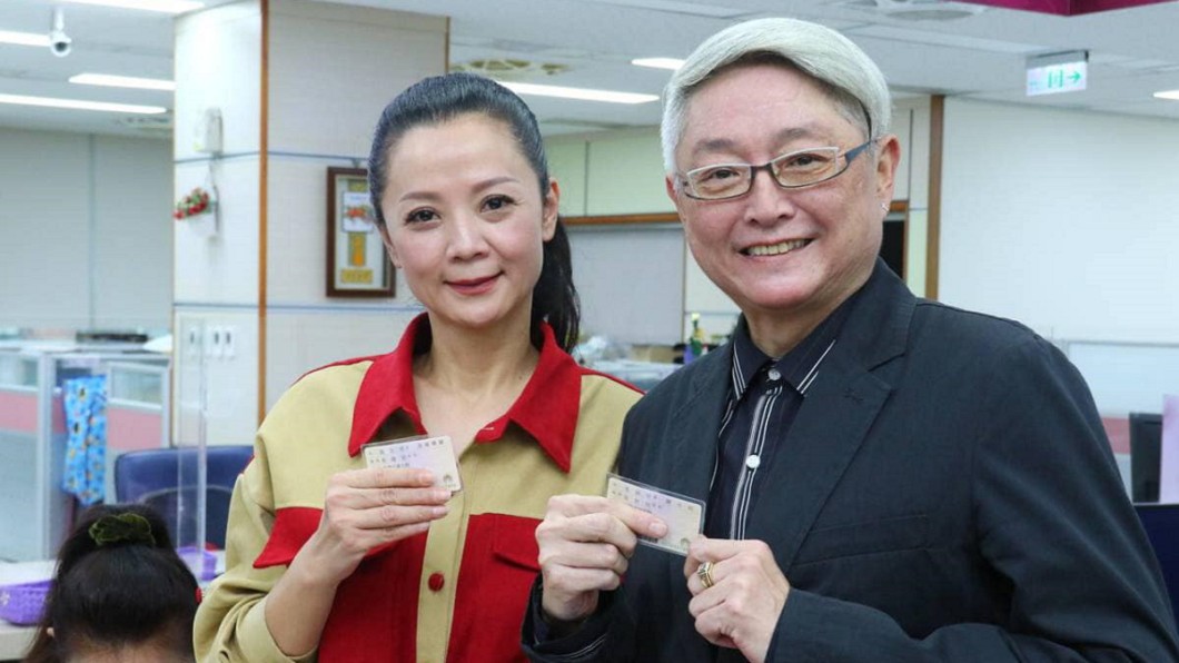 李國超和高欣欣登記結婚。(圖/翻攝自李國超臉書)